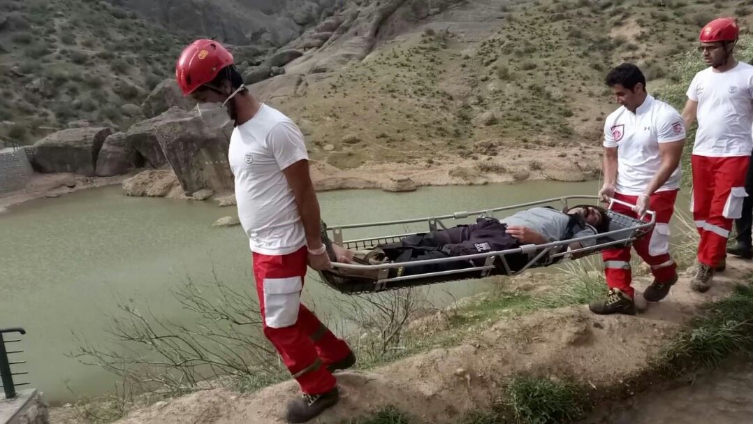 نجات جان گردشگر گرفتار شده در ارتفاعات آبشار طلایی خرم آباد توسط تیم واڪنش سریع