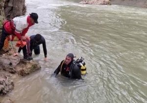 ادامه جستجو برای یافتن جسد شخص غرق شده در بیشه  
